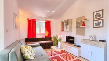 Apartamento estándar, terraza, vistas al patio | Sala de estar | Una televisión de pantalla plana