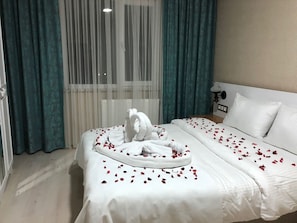 Desk, blackout drapes, soundproofing, iron/ironing board - Tulipa Suites (Trabzon)
