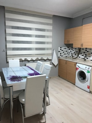Stovetop, electric kettle, cookware/dishes/utensils - Tulipa Suites (Trabzon)