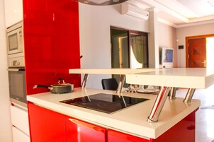 Jääkaappi, kahvin-/teenkeitin, vedenkeitin