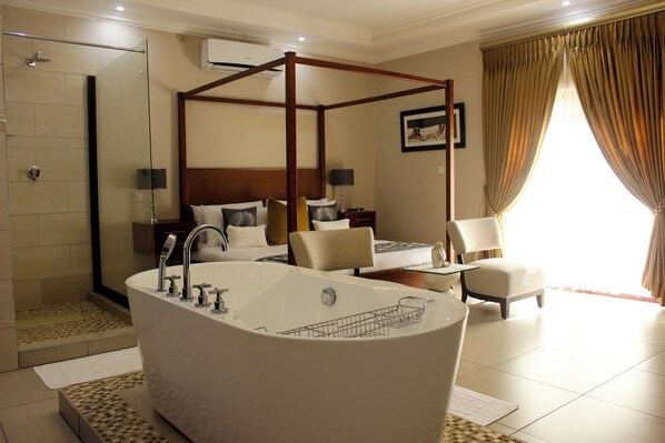 Honeymoon Double Room, 1 King Bed | Laptop workspace, soundproofing, iron/ironing board, free WiFi