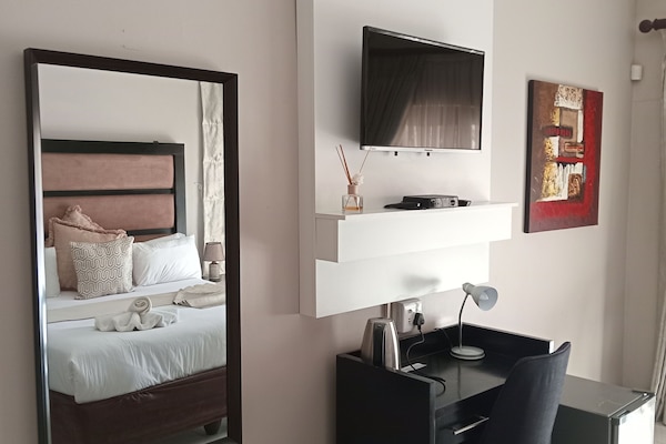 Executive Room, 1 King Bed | Room amenity