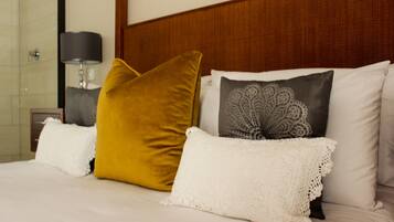 Honeymoon Double Room, 1 King Bed | Laptop workspace, soundproofing, iron/ironing board, free WiFi