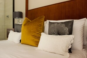 Honeymoon Double Room, 1 King Bed | Laptop workspace, soundproofing, iron/ironing board, free WiFi