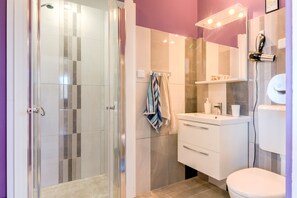 Appartement Design, 2 chambres, terrasse, côté jardin | Douche de la salle de bain