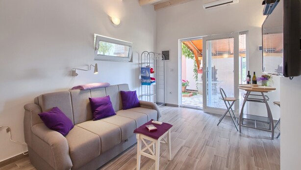 Studio có thiết kế đặc sắc, sân hiên, khu vực vườn | Phòng khách