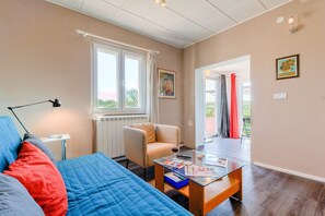 Design-Apartment, 2 Schlafzimmer, Terrasse, zum Garten hin | Wohnzimmer | LCD-Fernseher