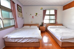 Chambre quadruple, salle de bain privée | Commodité de la chambre