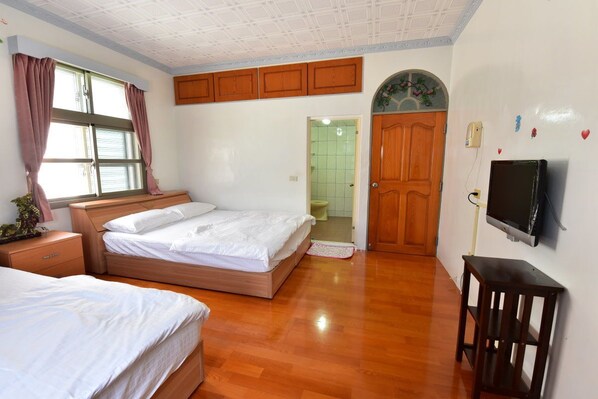 Quadruple Room, Private Bathroom | Bathroom | Hair dryer, slippers - YoYo MaAn B&B (Liuqiu)