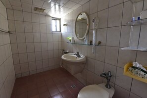 Familienzimmer, eigenes Bad | Waschbecken im Bad