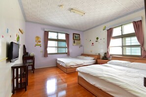 Phòng 4, phòng tắm riêng | Bàn, truy cập Internet không dây miễn phí 