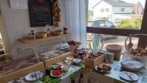 Un bufé de desayuno con diversos alimentos y utensilios.