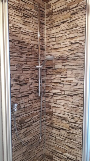 Dusche, Haartrockner, Handtücher, Seife