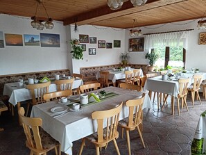 Free daily buffet breakfast  - Pension Dreiländereck (Birx)