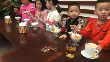 تقديم الإفطار والغداء والعشاء