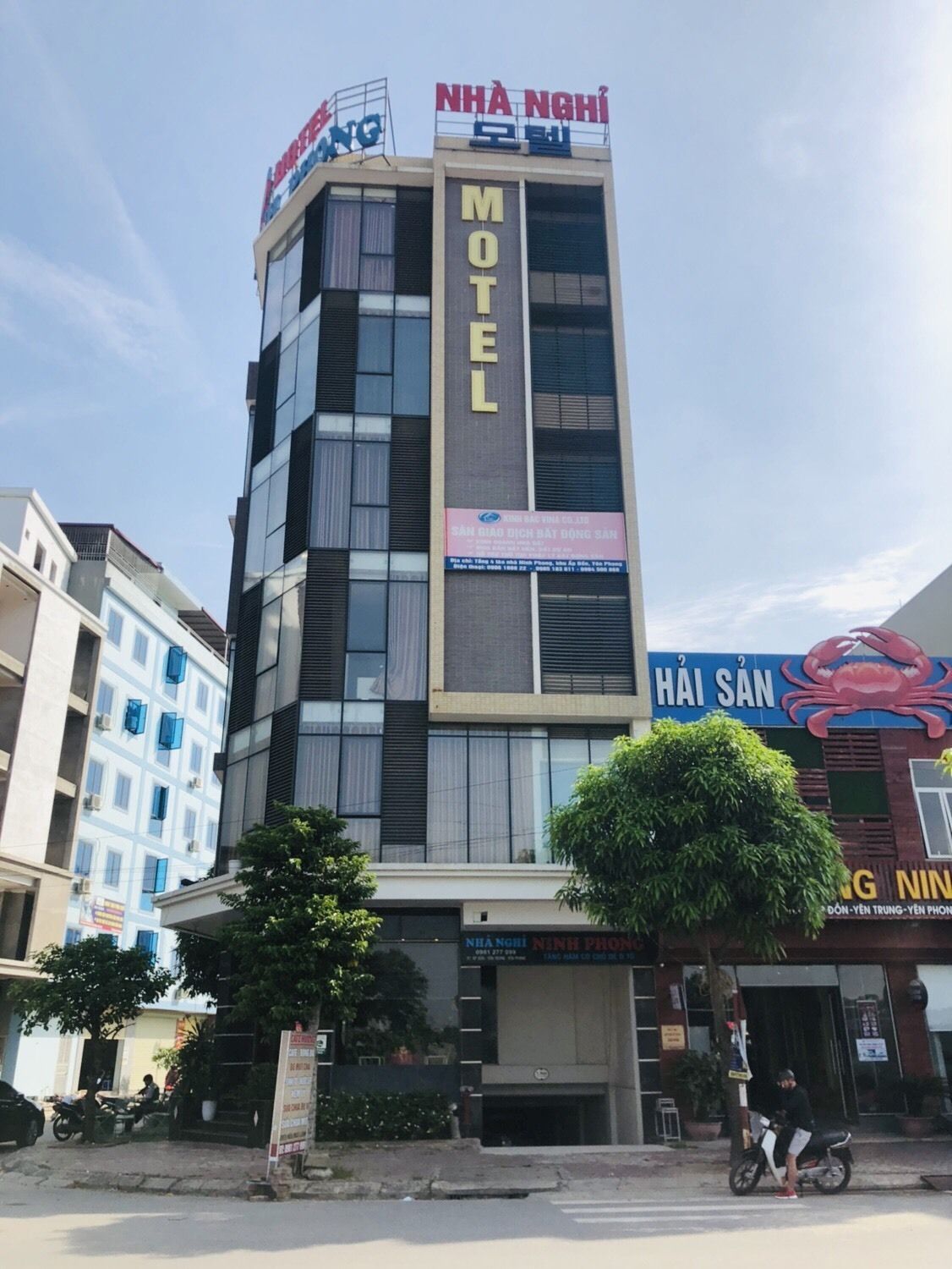 Un edificio de varios pisos con un letrero llamativo que dice 'Motel'.