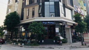 Un edificio de varios pisos con un letrero llamativo del Hotel Minh Phong.