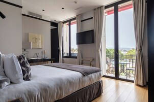 Ropa de cama hipoalergénica y minibar con artículos gratuitos 