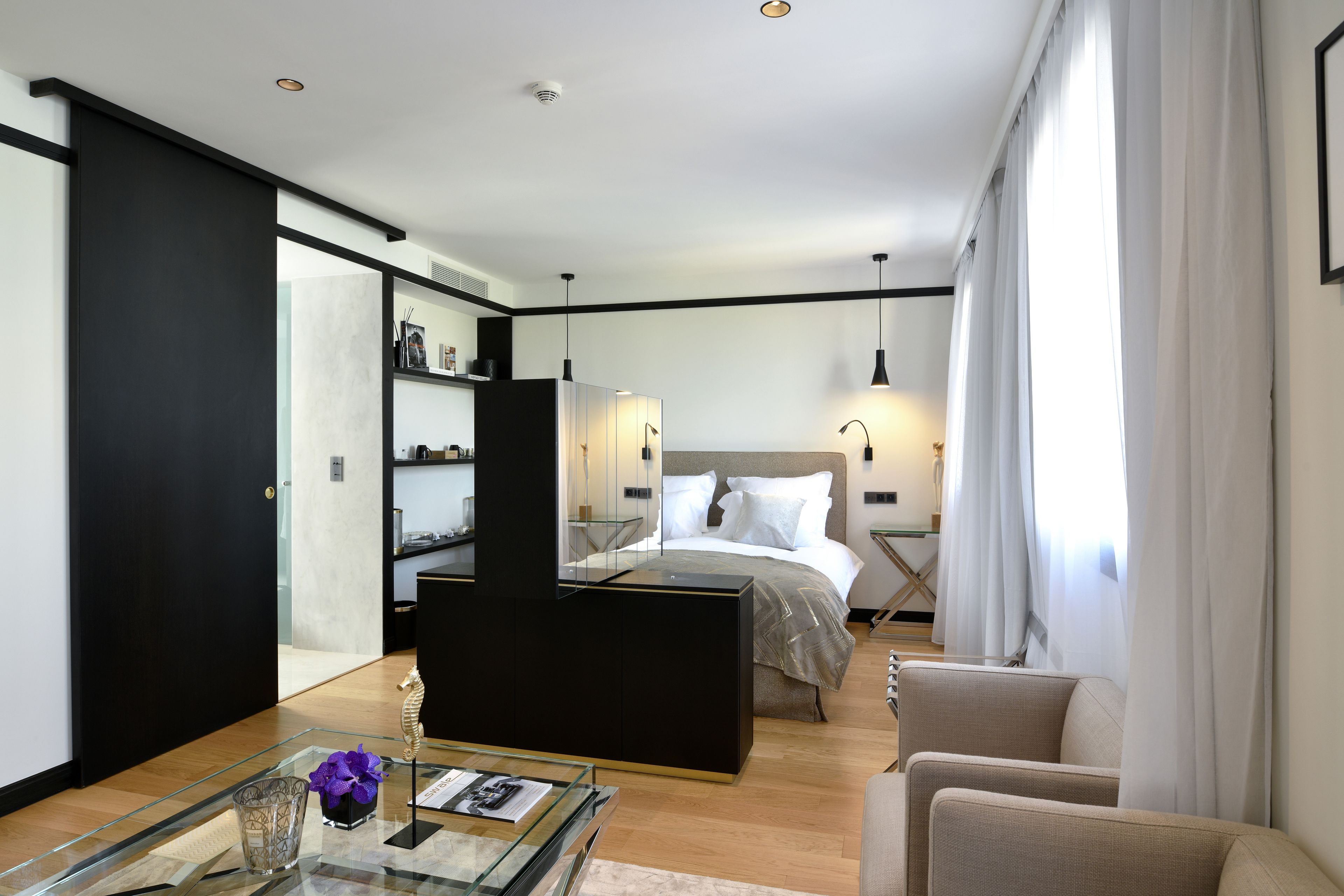 hypo-allergenic bedding, free minibar, in-room safe, desk