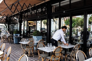 3 restaurants, lunch, dinner served; Asian cuisine