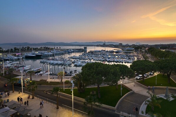 Beach/ocean view - Hôtel Restaurant Le Touring (Saint-Raphael)