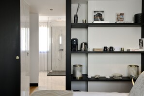 Deluxe Suite | Hypo-allergenic bedding, free minibar, in-room safe, desk - Hôtel Restaurant Le Touring (Saint-Raphael)