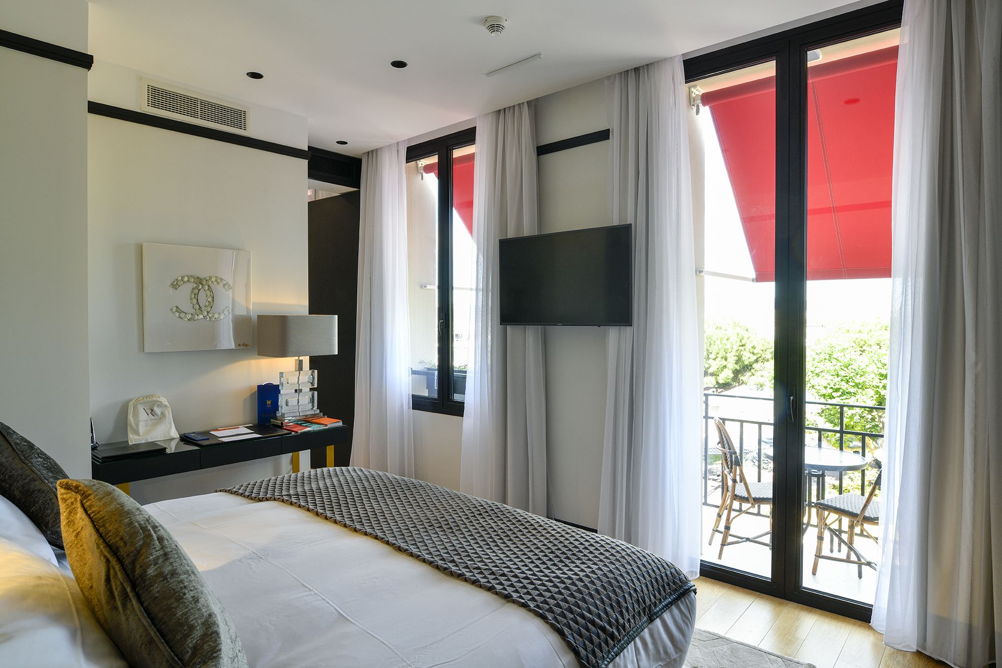 hypo-allergenic bedding, free minibar, in-room safe, desk