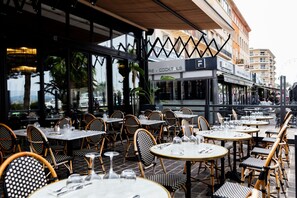 3 restaurants servant le déjeuner et le dîner