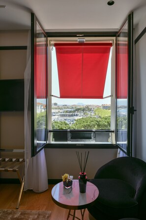 Deluxe Room | Hypo-allergenic bedding, free minibar, in-room safe, desk - Hôtel Restaurant Le Touring (Saint-Raphael)