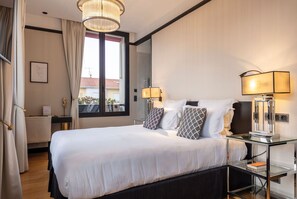 Superior Room | Hypo-allergenic bedding, free minibar, in-room safe, desk - Hôtel Restaurant Le Touring (Saint-Raphael)