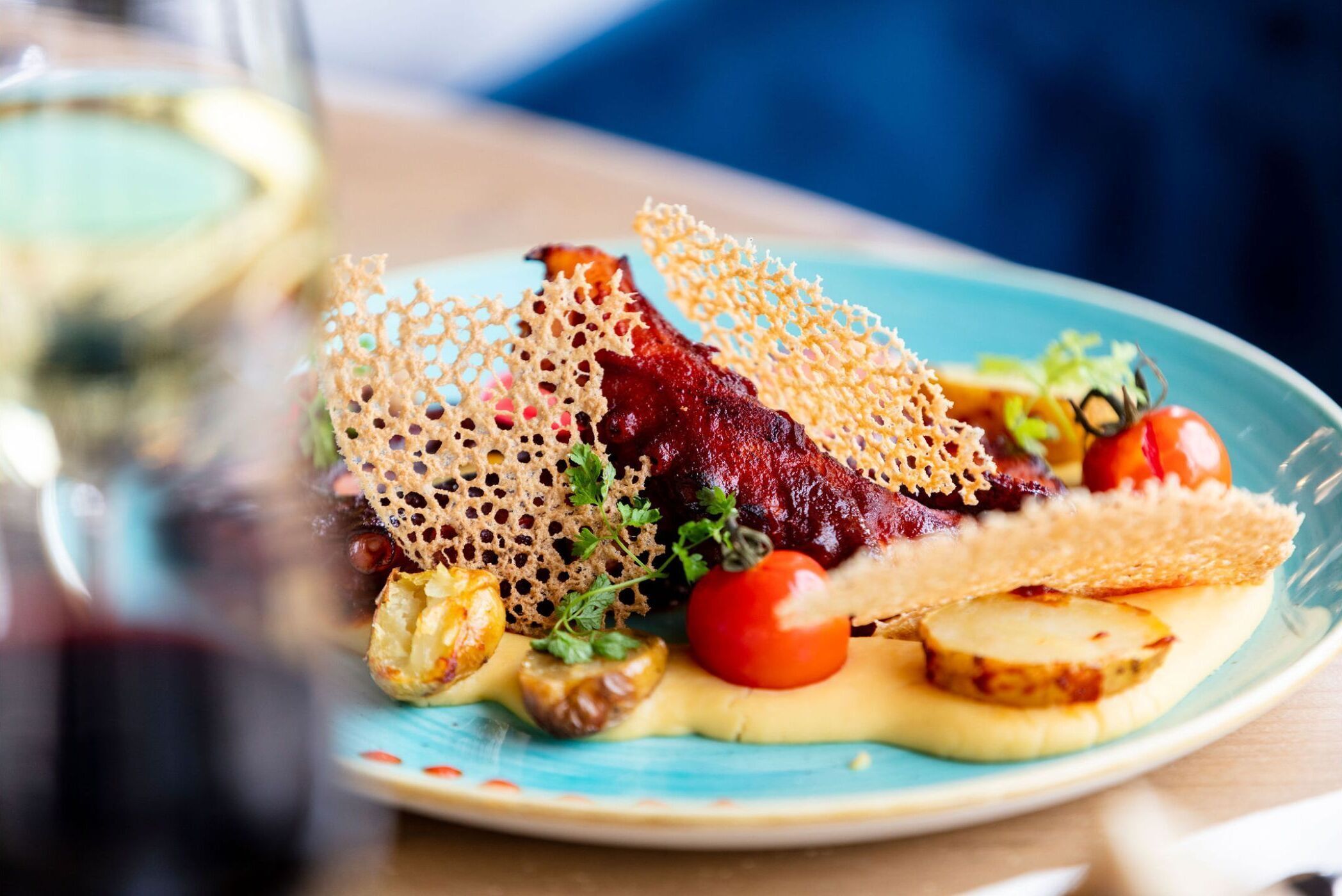 3 restaurantes; se sirve almuerzo y cena; cocina asiática