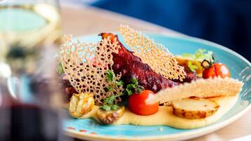 3 restaurantes; se sirven almuerzos, cenas y cocina asiática