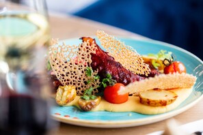 3 restaurantes; se sirve almuerzo y cena; cocina asiática