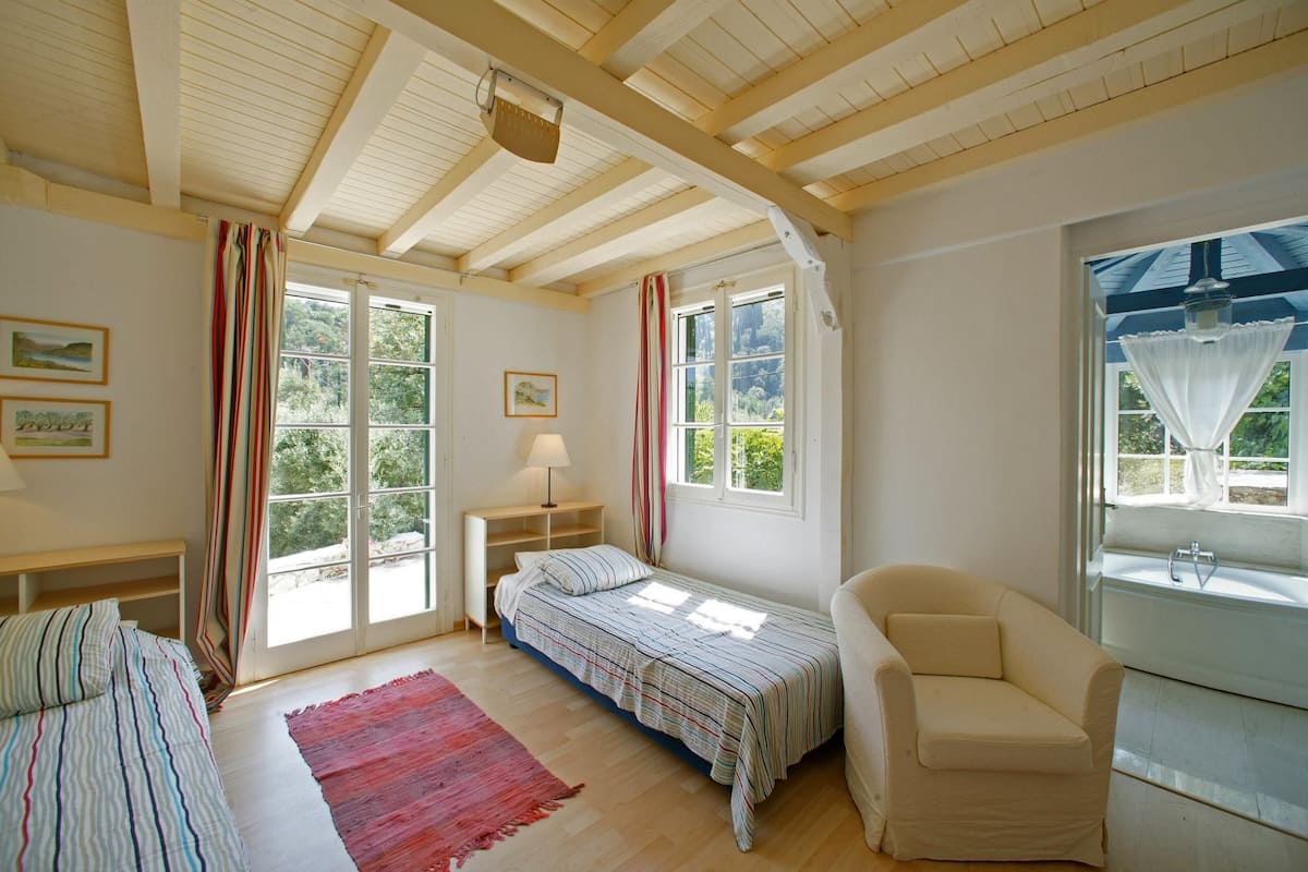 Comfort villa, 2 slaapkamers (Kiparissi) | 2 slaapkamers, geluiddichte muren, een strijkplank/strijkijzer
