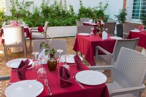 Der serveres morgenmad, frokost og lokale og internationale retter