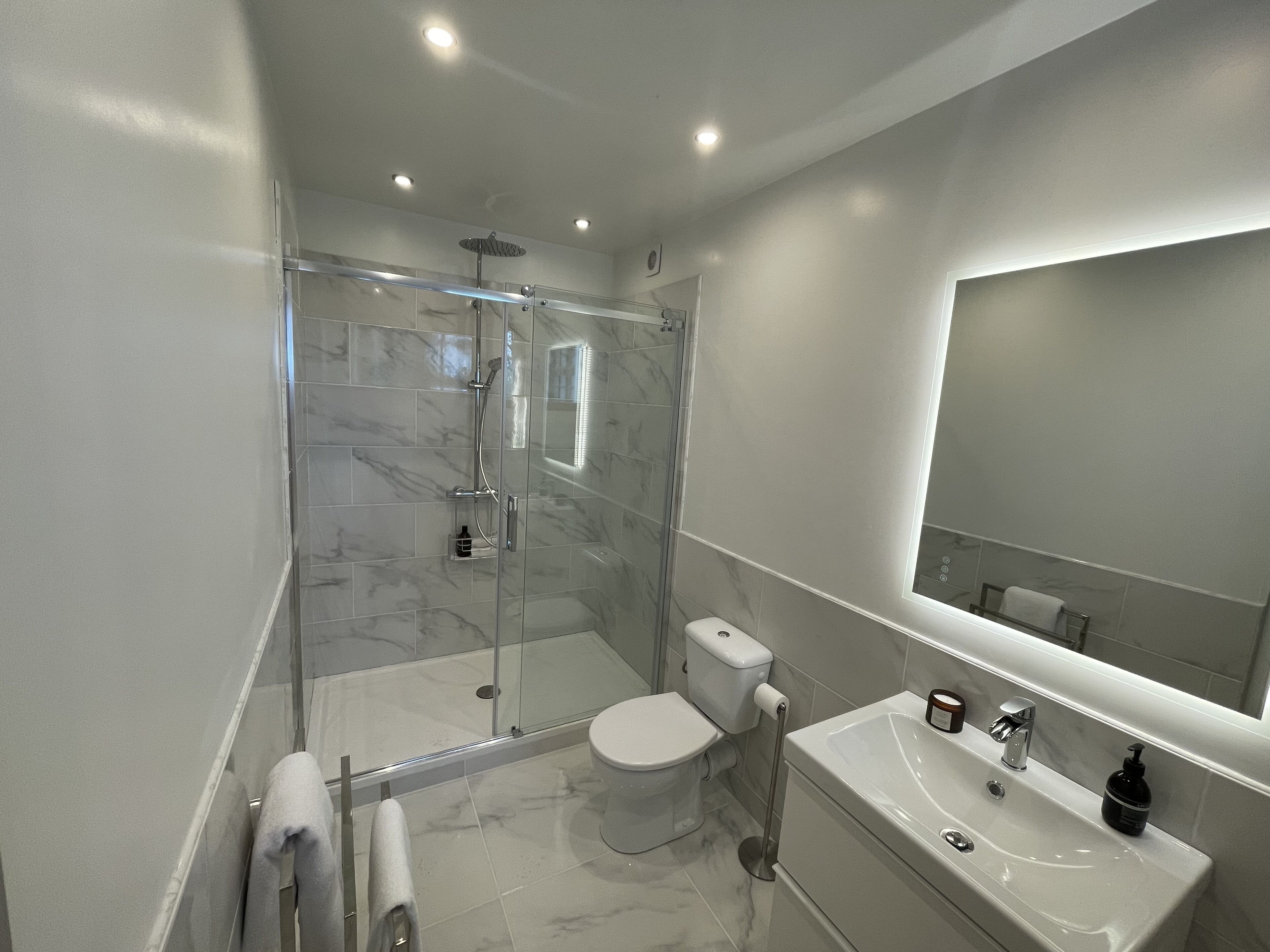 Deluxe Apartment, 1 Bedroom, Ground Floor | Bathroom | Free toiletries, hair dryer, towels
