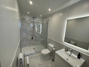 Deluxe Apartment, 1 Bedroom, Ground Floor | Bathroom | Free toiletries, hair dryer, towels - La Grande Maison (Pas-de-Jeu)