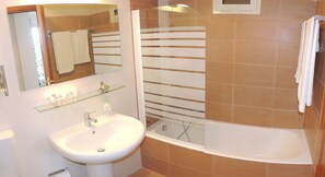 Bañera con ducha, bañera profunda, secador de pelo, bidet