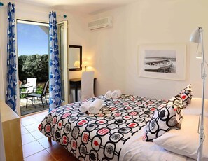 Combined shower/tub, deep soaking tub, hair dryer, bidet - Nature Villas (Lefkada)