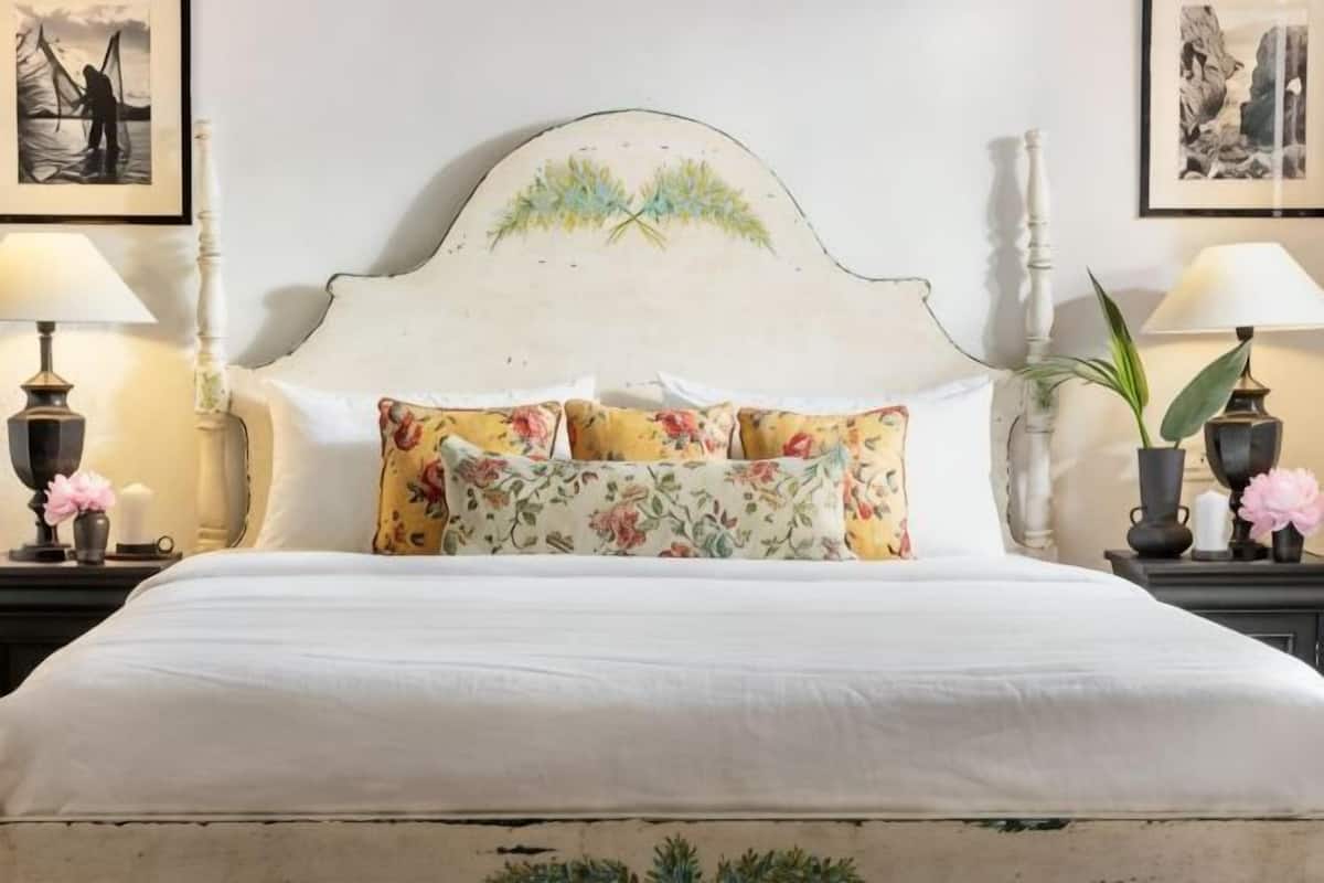 Premium bedding, free minibar, bed sheets