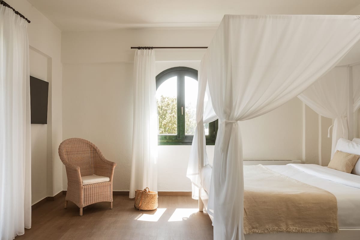Family Summer Home Shaded Veranda & Gardens | 2 bedrooms, premium bedding, free minibar, bed sheets