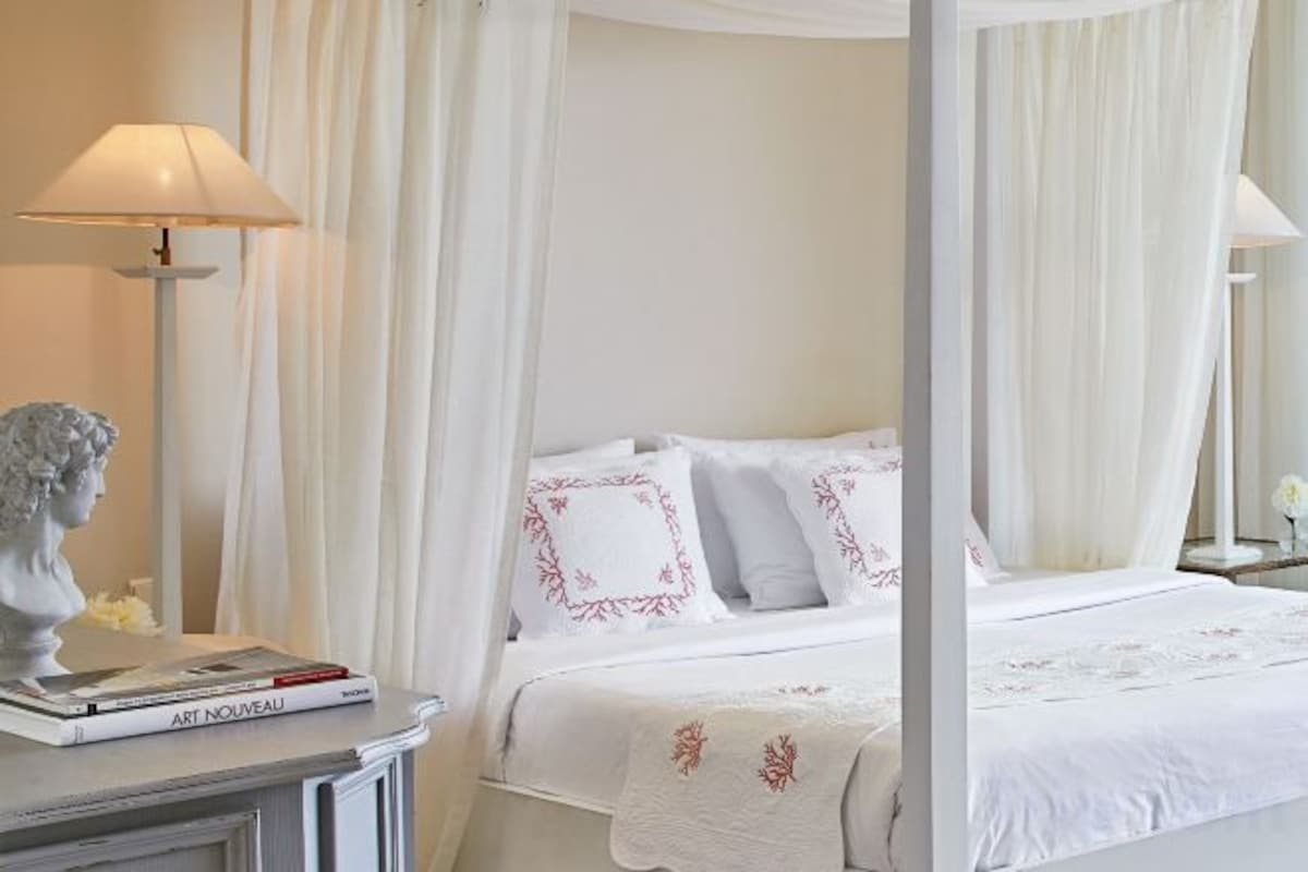 Ropa de cama de alta calidad y artículos del minibar gratis