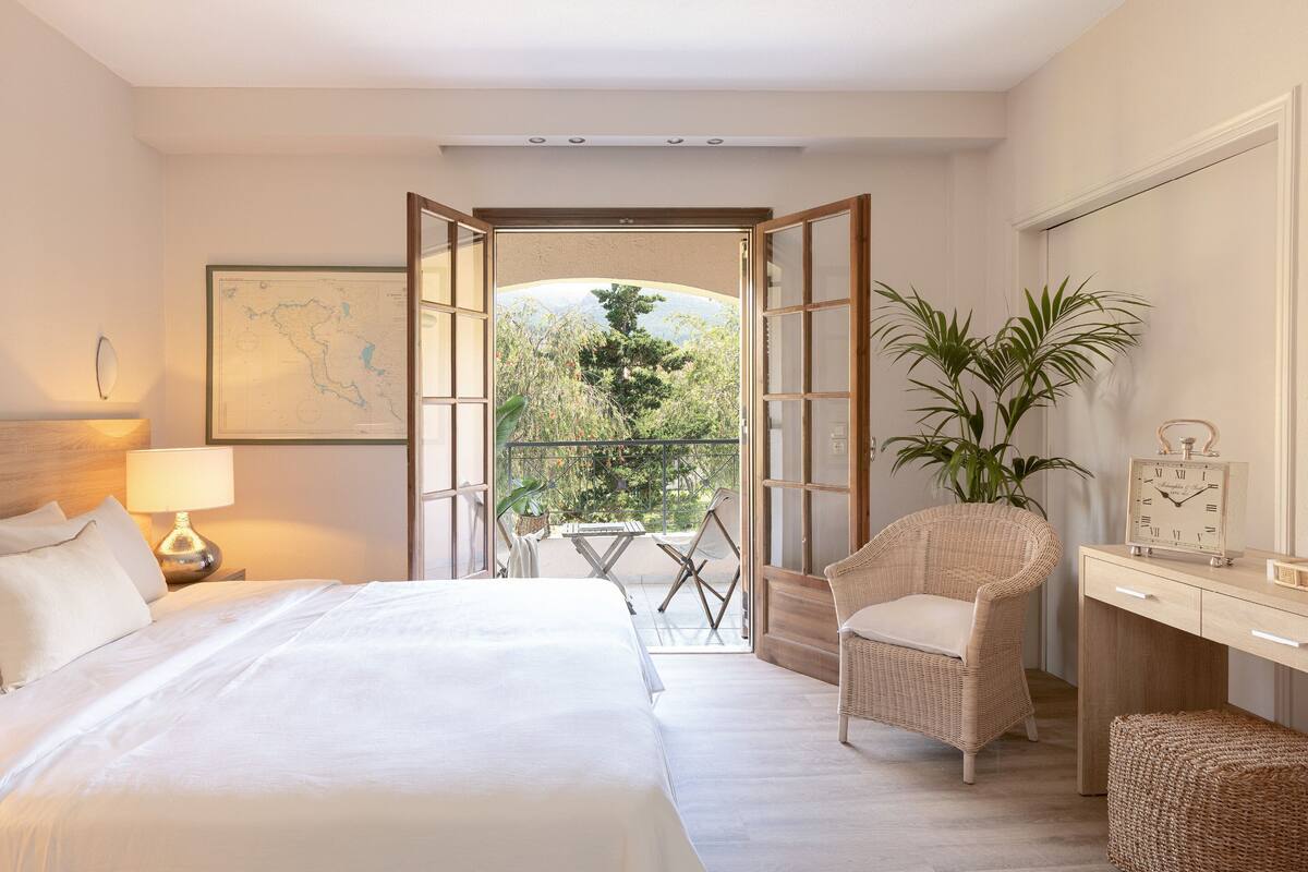 Family Apartment private balcony | 高級寢具、迷你吧贈品、床單