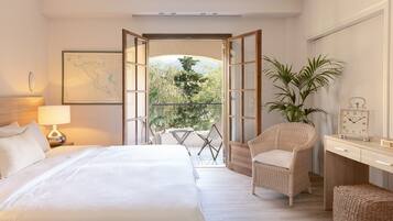 Family Apartment private balcony | Premium bedding, minibar (free items), bed sheets