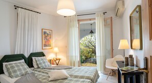 Comfort Villa, 3 Bedrooms (Anthea Rossa) | Soundproofing, iron/ironing board, free WiFi, bed sheets