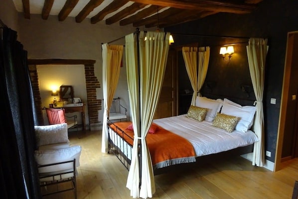 Escritorio, wifi gratis y ropa de cama