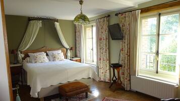 Double Room | Desk, free WiFi, bed sheets
