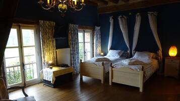 Double Room | Desk, free WiFi, bed sheets