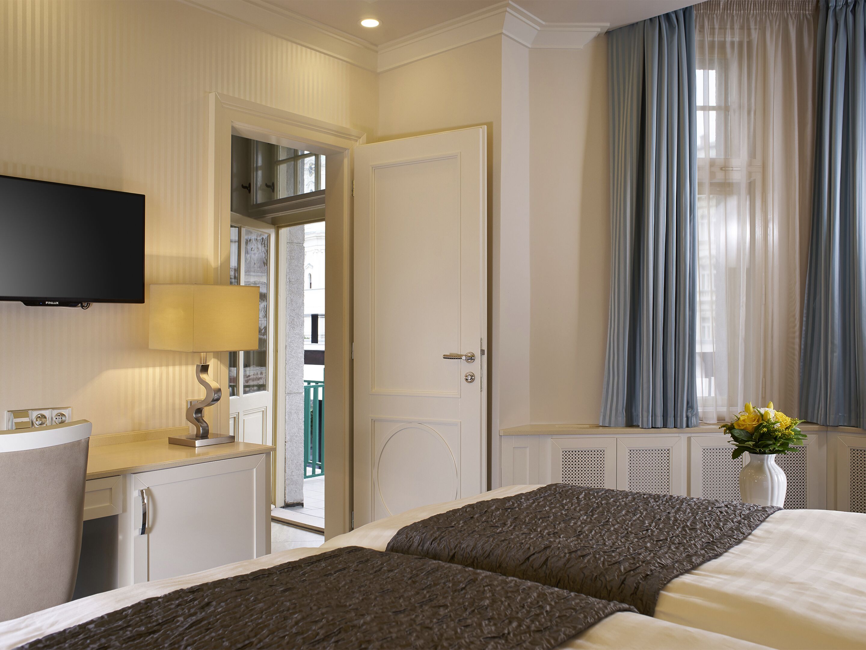 deluxe double or twin room, balcony | in-room safe, blackout curtains, iron/ironing board