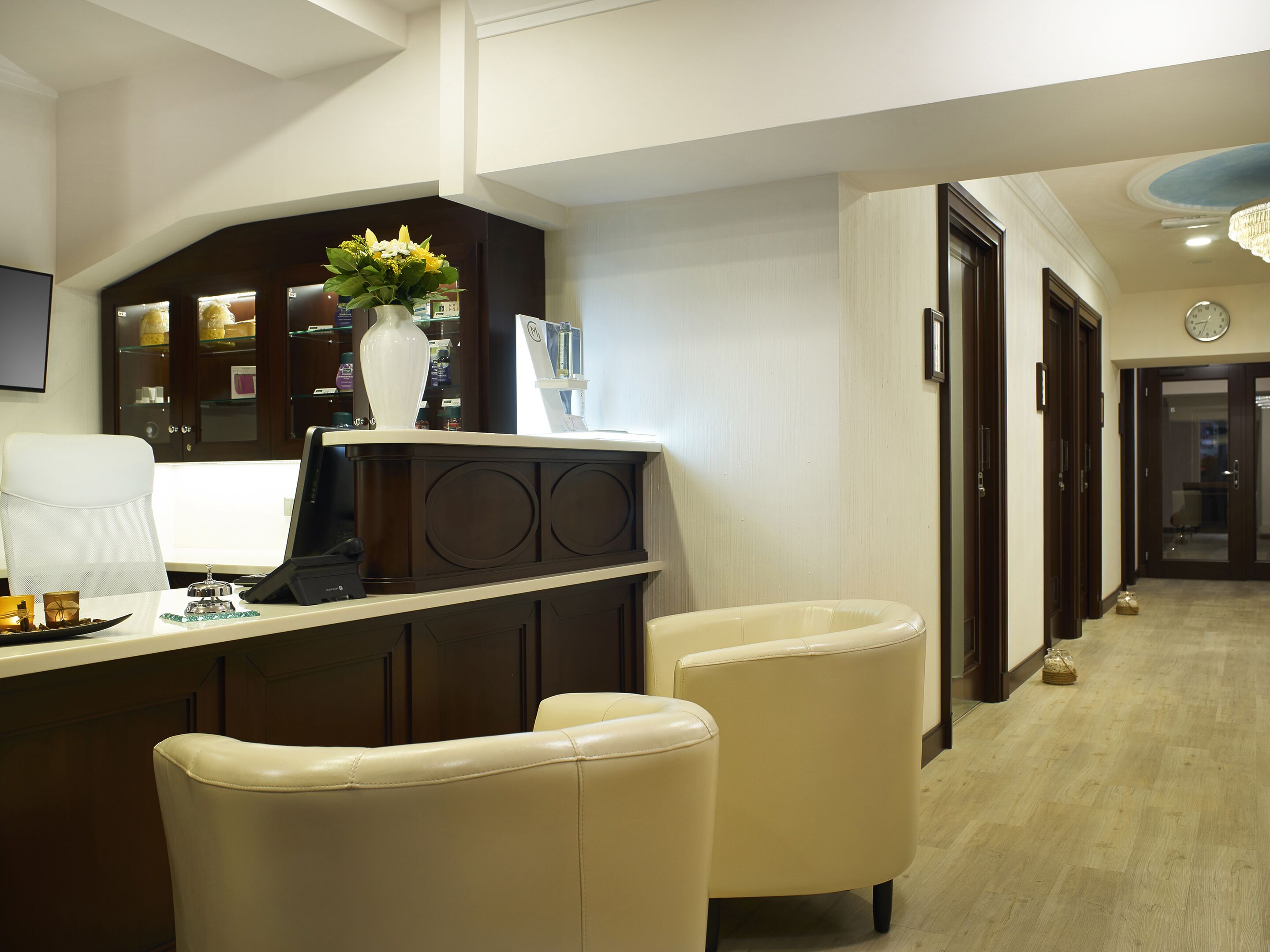 sauna, hot tub, aromatherapy, hot stone massages, deep-tissue massages